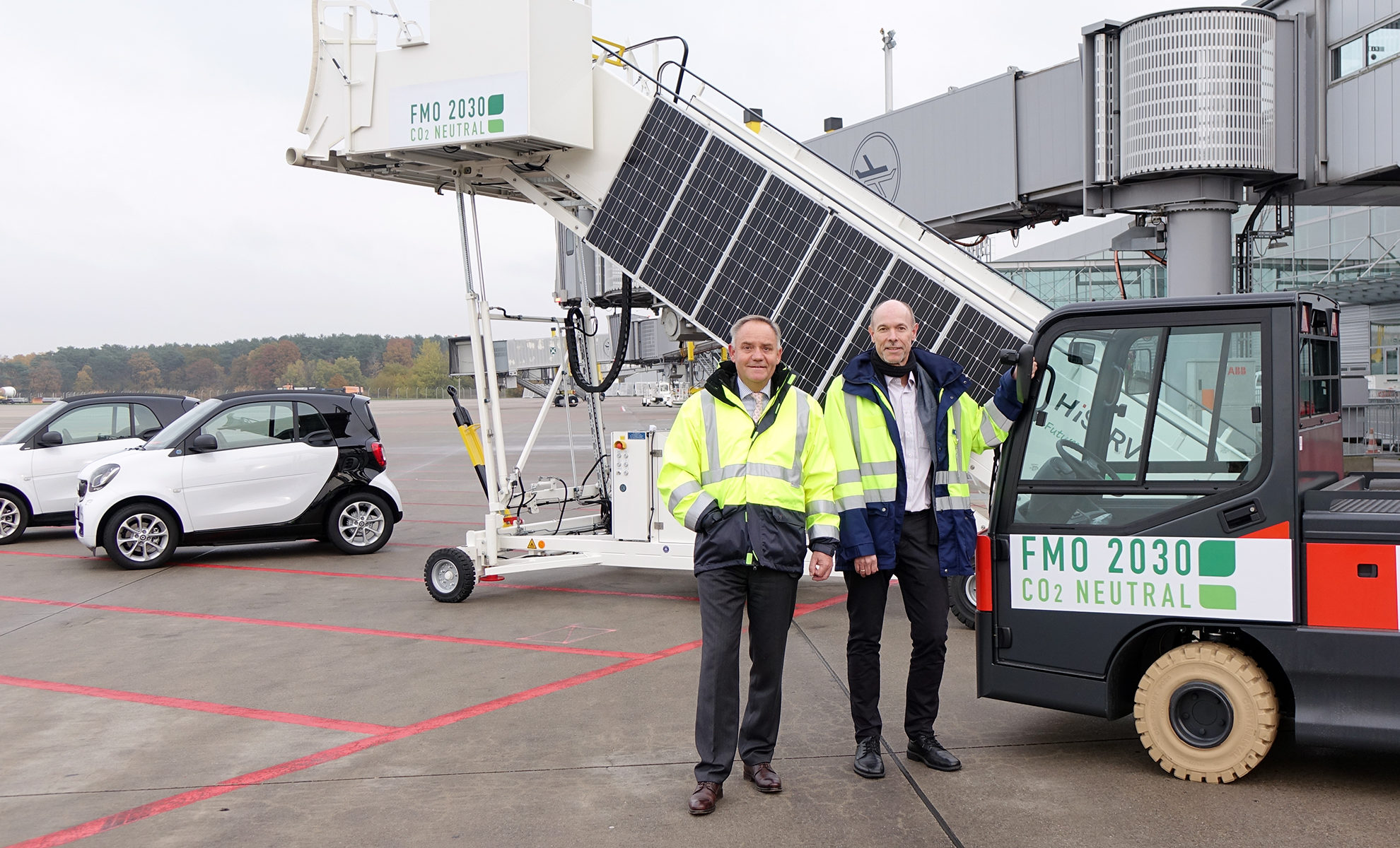 FMO-Geschäftsführer Prof. Dr. Rainer Schwarz (l.) und der Technische Leiter des FMO Eckart Frank (r.) bei der Vorstellung der neuen elektrobetriebenen Vorfeldfahrzeuge.