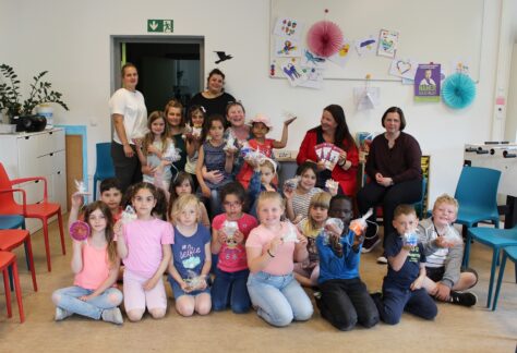 Kinder und Jugendliche spenden Geld für das Frauen- und Kinderschutzhaus Nordhorn