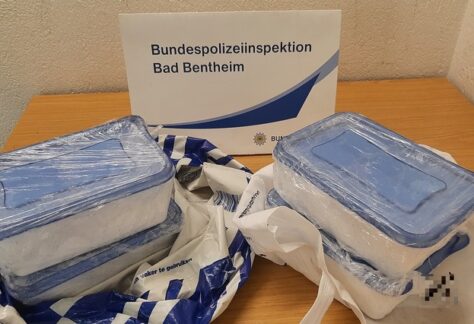 Scheinbar herrenloser Koffer mit vier Kilo Amphetamin in Zug gefunden