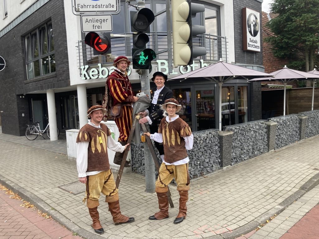 Kivelinge schenken der Stadt Lingen ein KivelingsAmpelmännchen Ems