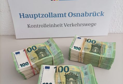 Polizei und Zoll entdecken 150.000 Euro Bargeld bei Großkontrolle auf der A30