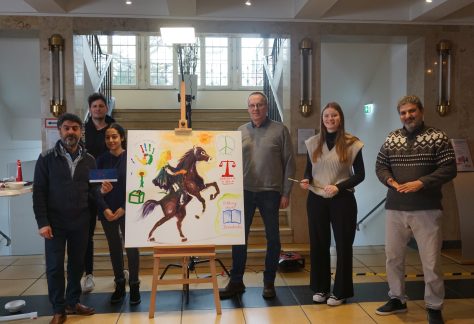 Projekt „Gibt Demokratie (d)ein Gesicht“ beginnt mit gemeinsamen Kunstbild im Nordhorner Rathaus
