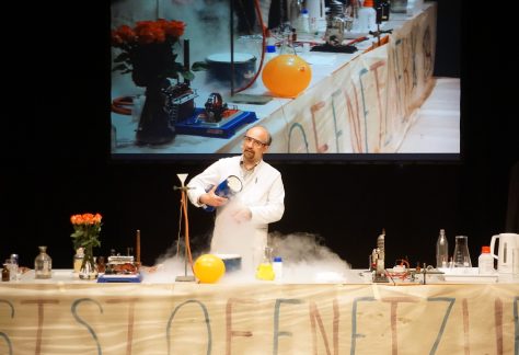 Wissenschaftsshow in Papenburg: Chemielehrer zeigt Experimente mit „Knall und Rauch“
