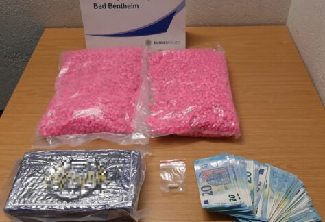 Knapp 5 Kilo Kokain und Ecstasy: Polizei nimmt mutmasslichen Drogenkurier bei Bad Bentheim fest