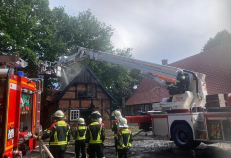 Blitzschlag setzt historisches Gebäude auf Emsbürener Heimathof in Brand