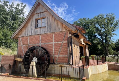 Neue Wassermühle ergänzt das Vechtedorf im Tierpark Nordhorn