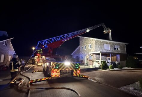 Feuerwehr löscht Dachstuhl einer Doppelhaushälfte in Sögel