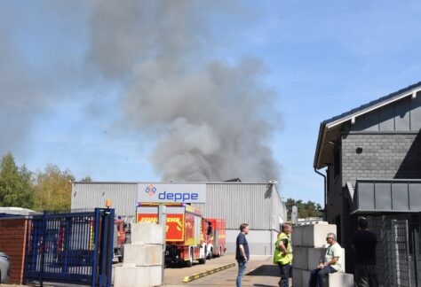 Brand auf dem Gelände eines Recycling-Unternehmens in Damaschke