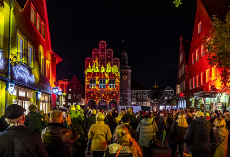 Meppener Weihnachtsmarkt bringt Historisches Rathaus zum Leuchten